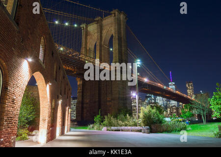 Pont de Brooklyn de nuit pris de Brooklyn Bridge park. Banque D'Images