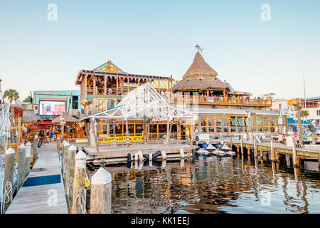 Aj's Oyster Bar et de fruits de mer, vue depuis le quai du port de plaisance à pied, destin Florida, USA. Banque D'Images