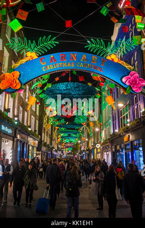 Londres - le 21 novembre 2017 : vacances de Noël lumières Carnaby street, bondé avec les consommateurs dans le quartier West End de Soho. Banque D'Images