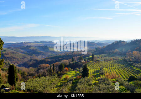 Vue paysage de San Gimignano dans la province de Sienne, Toscane. Campagne de la colline de la ville médiévale au sud-ouest de Florence en Italie. Banque D'Images