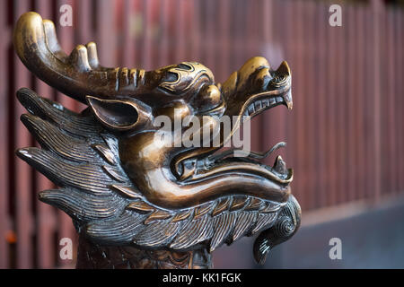 La couleur d'or tête de dragon sculpture Banque D'Images