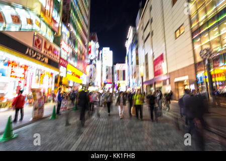Akihabara, Tokyo, Japon - 20 novembre 2016 : blur foules se déplace sur une zone commerciale majeure pour l'électronique, de l'informatique, tv, jeux et manga (otaku) goo Banque D'Images