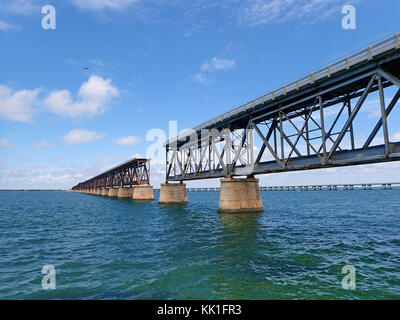 Vieux pont de bahia honda et nouveau dans la distance Banque D'Images