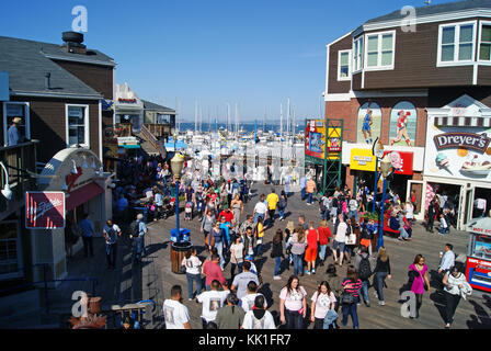 Foule de touristes à l'embarcadère 39 du Fisherman's Wharf de San Francisco Banque D'Images