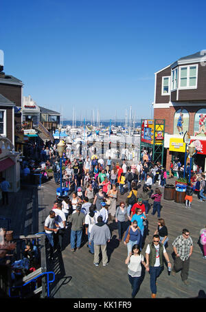 Foule touristique au pier 39 à San Francisco Fisherman's Wharf Banque D'Images