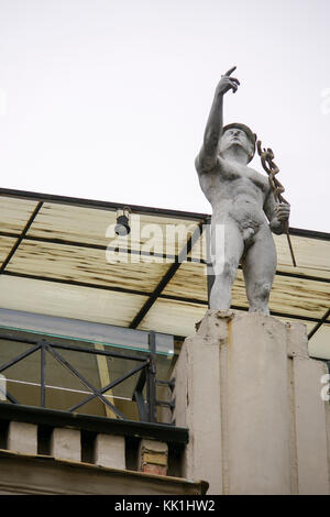 Une statue de Mercure / Hermès caducée avec le personnel et de serpents ailés Banque D'Images