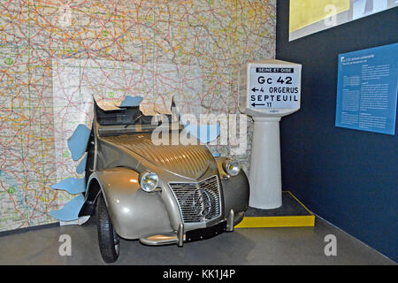 Vieille 2 CV Citroën, L' aventure Musée Michelin, Clermont-Ferrand, Auvergne, Massif-Central, France Banque D'Images