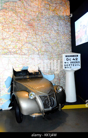 Vieille 2 CV Citroën, L' aventure Musée Michelin, Clermont-Ferrand, Auvergne, Massif-Central, France Banque D'Images