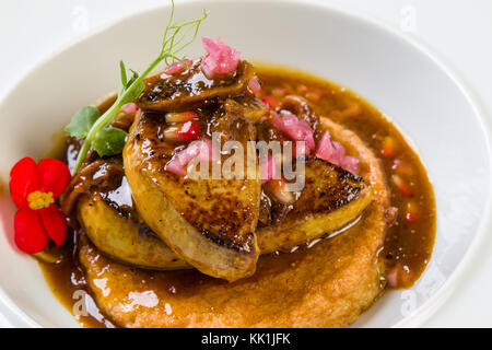 Foie gras gastronomique avec sauce aux figues en plaque blanche Banque D'Images