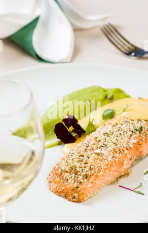 Saumon gastronomique avec purée de pommes de terre en plaque blanche Banque D'Images