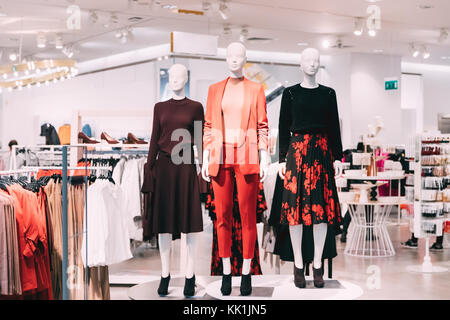 Des mannequins vêtus de vêtements casual female woman en magasin de centre commercial. Banque D'Images