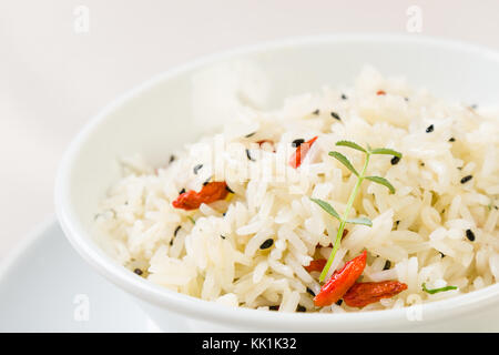 Frais gourmand d'Asie le riz blanc cuit dans un bol Banque D'Images