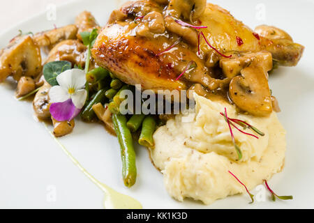 Plat gastronomique de cailles avec des légumes en plaque blanche Banque D'Images