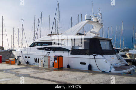 Bateau yacht m/y comme guérison exemple de préparation de l'eau sur l'hiver. marina Aker Brygge, Oslo, Norvège. Banque D'Images