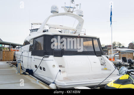 Yacht de luxe M / y Chancer comme exemple de préparation pour l'entreposage hivernal sur l'eau. Aker Brygge Marina, Oslo, Norvège. Banque D'Images