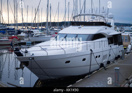 Yacht de luxe M / y Chancer comme exemple de préparation pour l'entreposage hivernal sur l'eau. Aker Brygge Marina, Oslo, Norvège. Banque D'Images