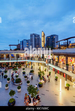 Centre commercial Larcomar, au crépuscule, quartier Miraflores, Lima, Pérou Banque D'Images