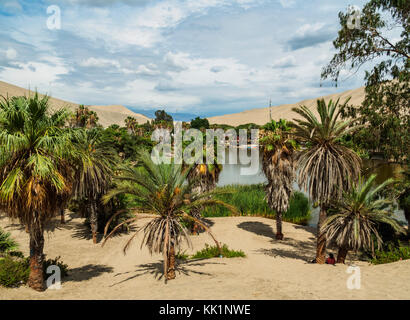 Oasis Huacachina et lake, région de l'Ica, Pérou Banque D'Images