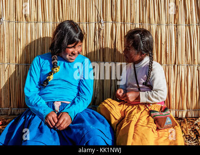 Les enfants autochtones uro, îles flottantes des Uros, lac Titicaca, région de Puno, Pérou Banque D'Images