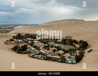 Oasis Huacachina, elevated view, région de l'Ica, Pérou Banque D'Images