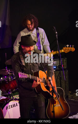 Jon Allen, chanteur auteur-compositeur, exécutant à la Bedford Arms avec un groupe complet en novembre 2017 Banque D'Images