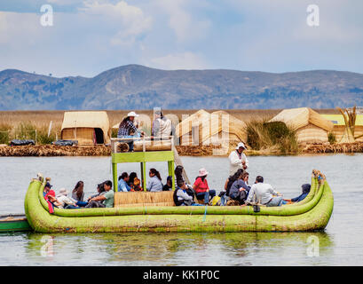 Reed, bateau traditionnel des îles flottantes des Uros, lac Titicaca, région de Puno, Pérou Banque D'Images