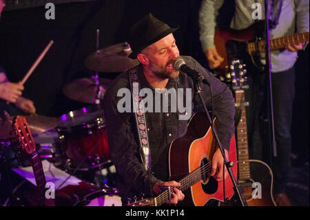 Jon Allen, chanteur auteur-compositeur, exécutant à la Bedford Arms avec un groupe complet en novembre 2017 Banque D'Images