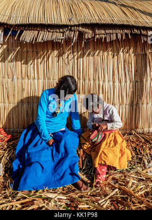 Les enfants autochtones uro, îles flottantes des Uros, lac Titicaca, région de Puno, Pérou Banque D'Images