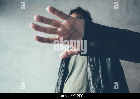 Se cacher le visage avec des hommes célèbres mains de paparazzi, aucun geste photos Banque D'Images