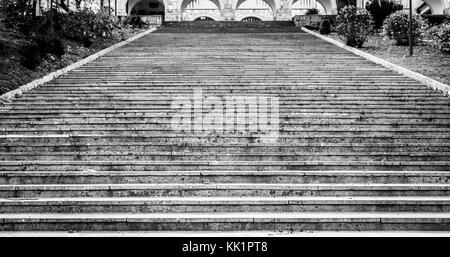 Vieux, majestueux, granit, grand escalier en pierre mène aux palais. la texture de pierre géant étapes menant à un lieu de cérémonie. Banque D'Images