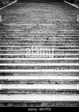 Vieux, majestueux, grand escalier en pierre de granit, menant la texture. photo de pierre géant étapes menant à un lieu de cérémonie. Banque D'Images