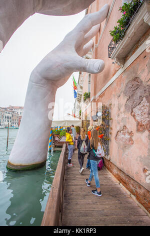 Venise (Venezia) Italie, Octobre 18, 2017 - mains géantes passer de l'eau du grand canal d'appuyer l'Ca' Sagredo hotel. Ce rapport puissant o Banque D'Images