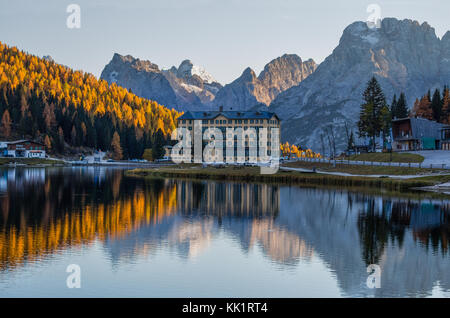 Misurina, Italie, 18 octobre 2017 - Vue du lac de Misurina juste après le coucher du soleil. sorapiss montagne sur l'arrière-plan. Dolomites, Italie. Banque D'Images