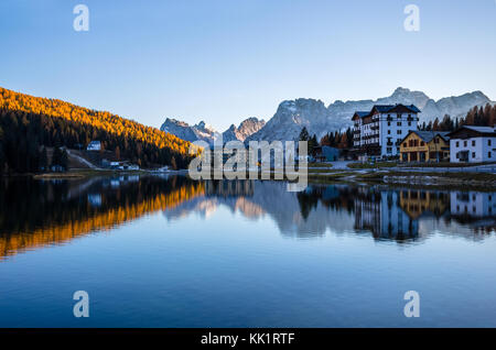 Misurina, Italie, 18 octobre 2017 - Vue du lac de Misurina juste après le coucher du soleil. sorapiss montagne sur l'arrière-plan. Dolomites, Italie. Banque D'Images