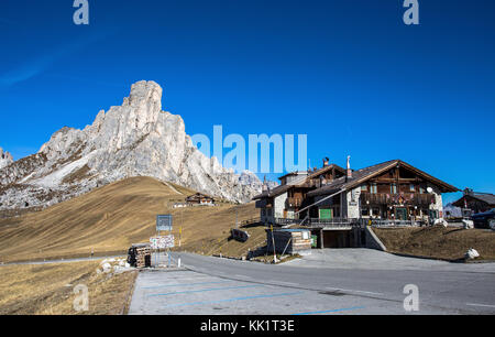 Passo GIAU, Italie 19 octobre 2017 - paysage d'automne à giau pass avec célèbre ra,gusela nuvolau peaks en arrière-plan, Dolomites, Italie. Banque D'Images