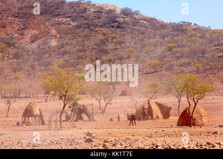 Village himba traditionnel près d'Epupa Falls, Kaokoveld, Namibie, Afrique Banque D'Images