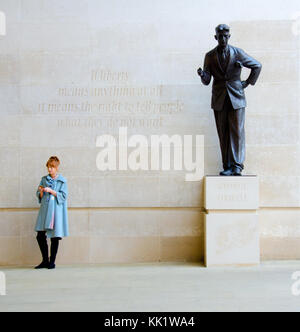 Londres, Angleterre, Royaume-Uni. Nouvelles BBC Broadcasting House : Statue de George Orwell (Eric Arthur Blair, 1903-1950) par Martin Jennings, dévoilé novembre 2017, wi Banque D'Images