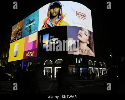 La courbe, Piccadilly, sur le Black Friday Banque D'Images