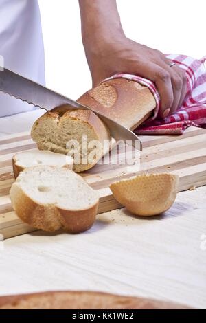 Découpage d'un boulanger une baguette roll Banque D'Images