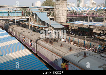 En train de banlieue de la gare dadar, Mumbai Banque D'Images