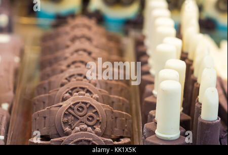 Objets en chocolat bizarres. Chocolat formé dans la montre de poignet. Mise au point sélective Banque D'Images