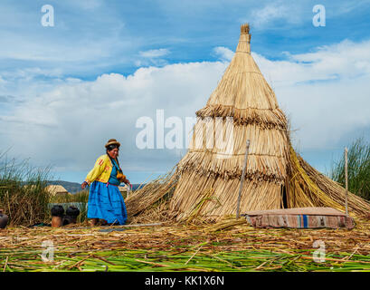 Uro indigènes des îles flottantes Uros, Dame, Lac Titicaca, région de Puno, Pérou Banque D'Images