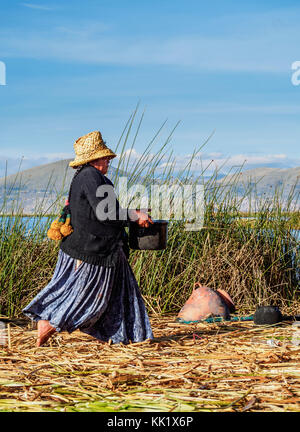 Uro indigènes des îles flottantes Uros, dame, lac Titicaca, région de Puno, Pérou Banque D'Images