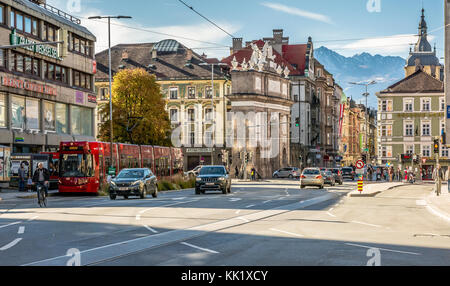 INNSBRUCK. L'Autriche. Scène de rue piétonne urbaine à Innsbruck, Autriche Banque D'Images