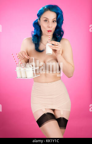 Pin up girl chauds avec des bouteilles de lait Banque D'Images