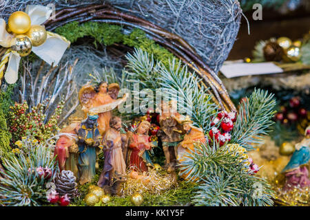 Scène Nativité de Noël avec des figures colorées à la main en bois Banque D'Images