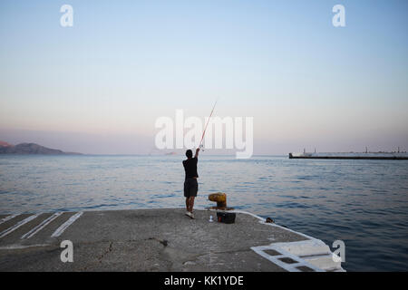 Pêche à la ligne du terminal de ferry à Agios Kyrikos, Ikaria, Grèce Banque D'Images