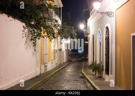 Rue des religieuses (Caleta de las Monjas) dans la région de Old San Juan, Puerto Rico la nuit. Banque D'Images