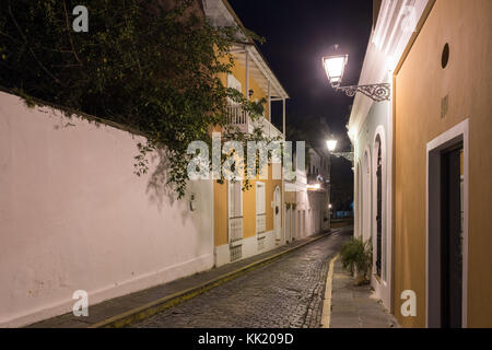 Rue des religieuses (Caleta de las Monjas) dans la région de Old San Juan, Puerto Rico la nuit. Banque D'Images