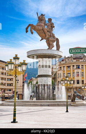 Guerrier sur un cheval statue et fontaines, la place de Macédoine, Skopje, République de Macédoine Banque D'Images